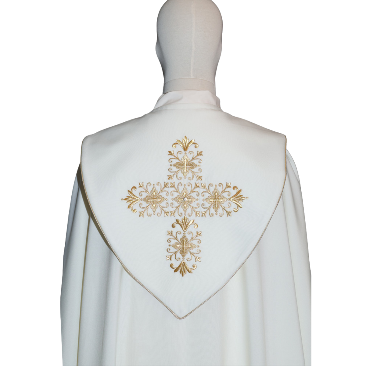 Chape à riche broderie dorée avec IHS et pierres