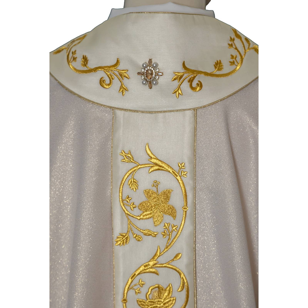 Casulla Oro/color Lurex con Rico Bordado de Rosas