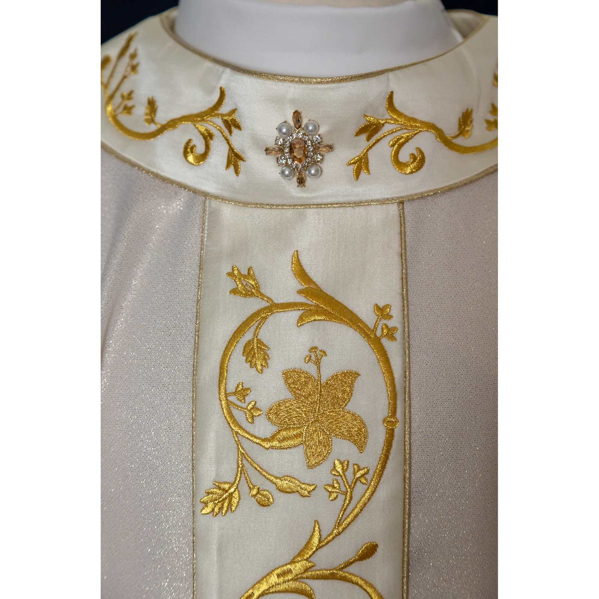 Casulla Oro/color Lurex con Rico Bordado de Rosas