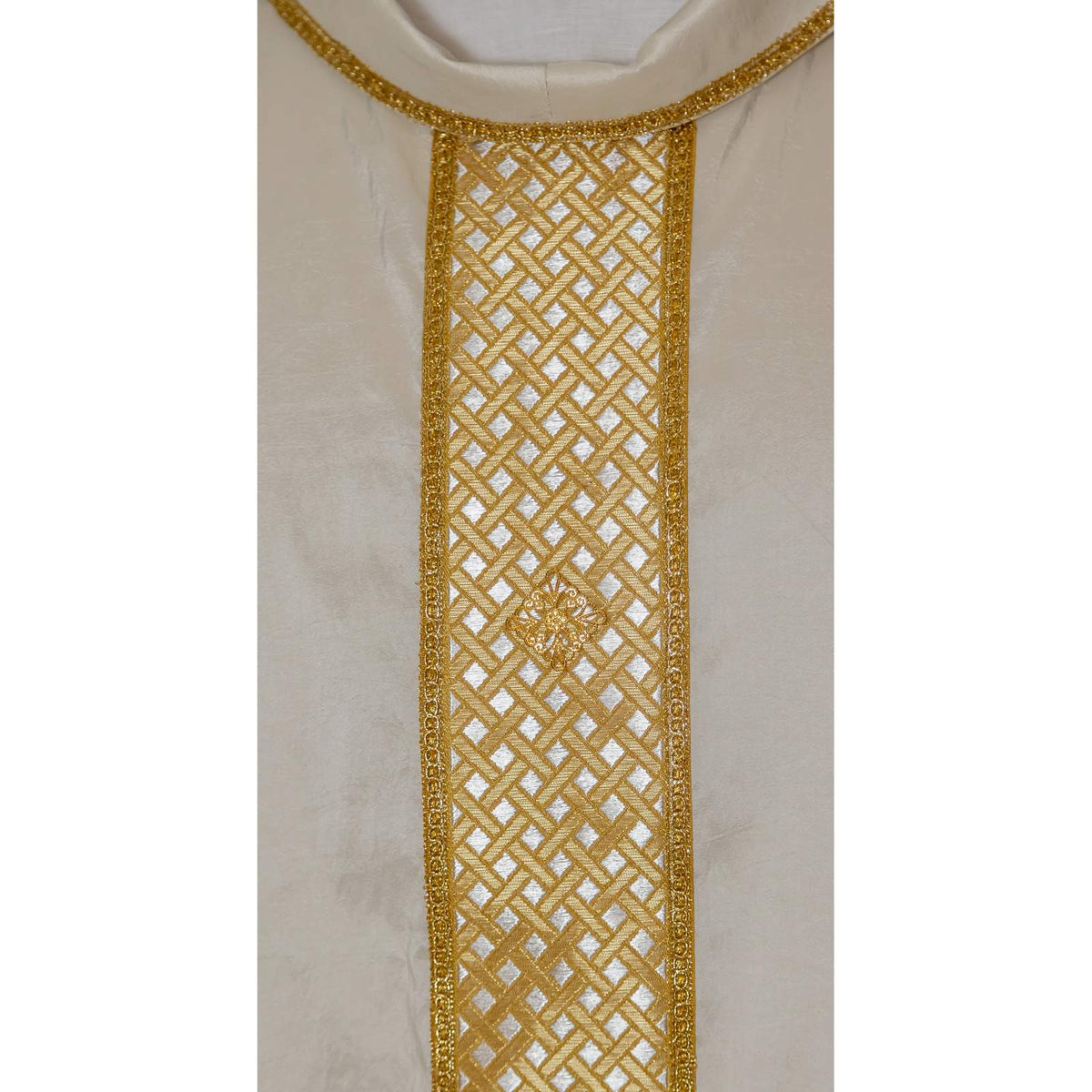 Casulla de mezcla de seda con galón y detalles dorados
