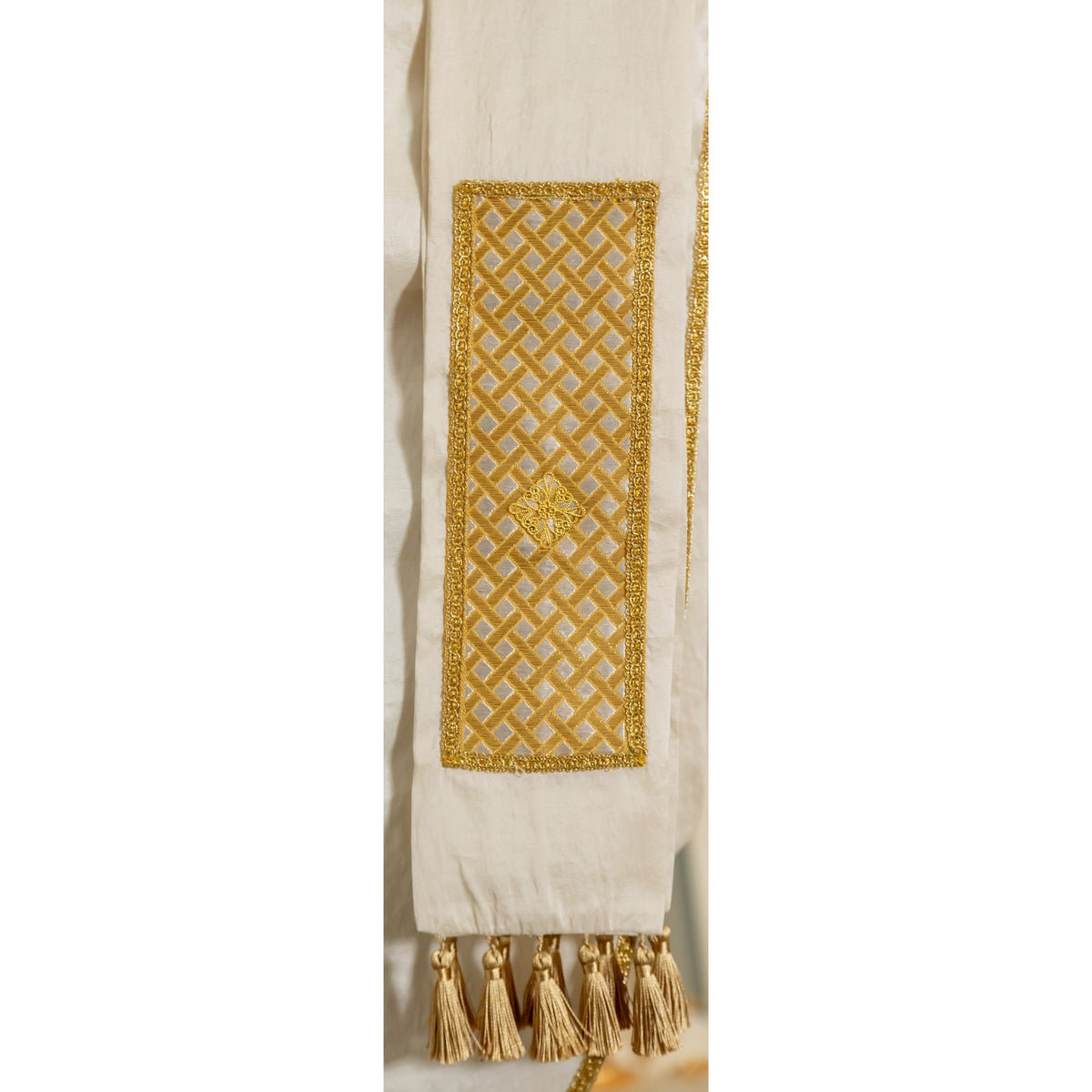 Casulla de mezcla de seda con galón y detalles dorados