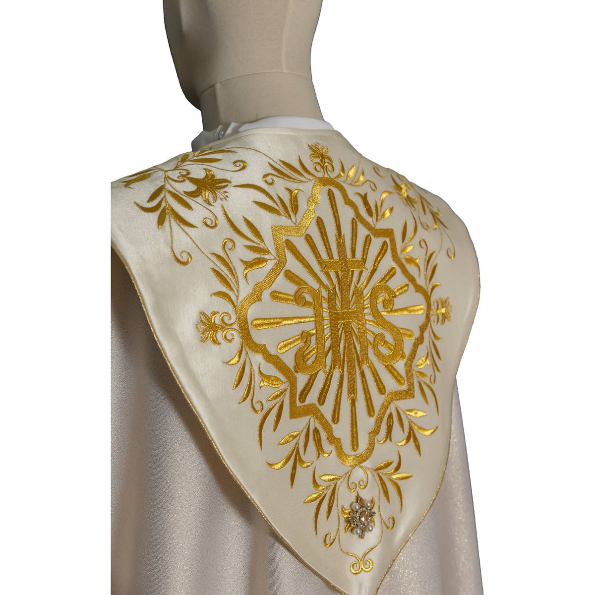 Chape or/couleur Lurex riche broderie avec roses